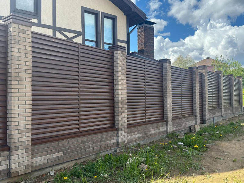 Забор жалюзи возле частного дома