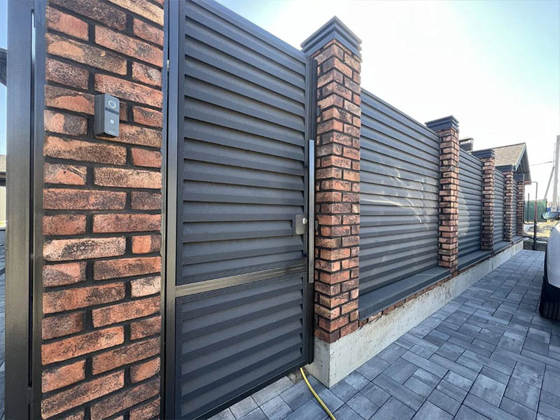 Забор жалюзи с калиткой