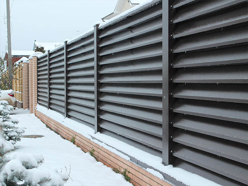 Забор жалюзи из металлических ламелей